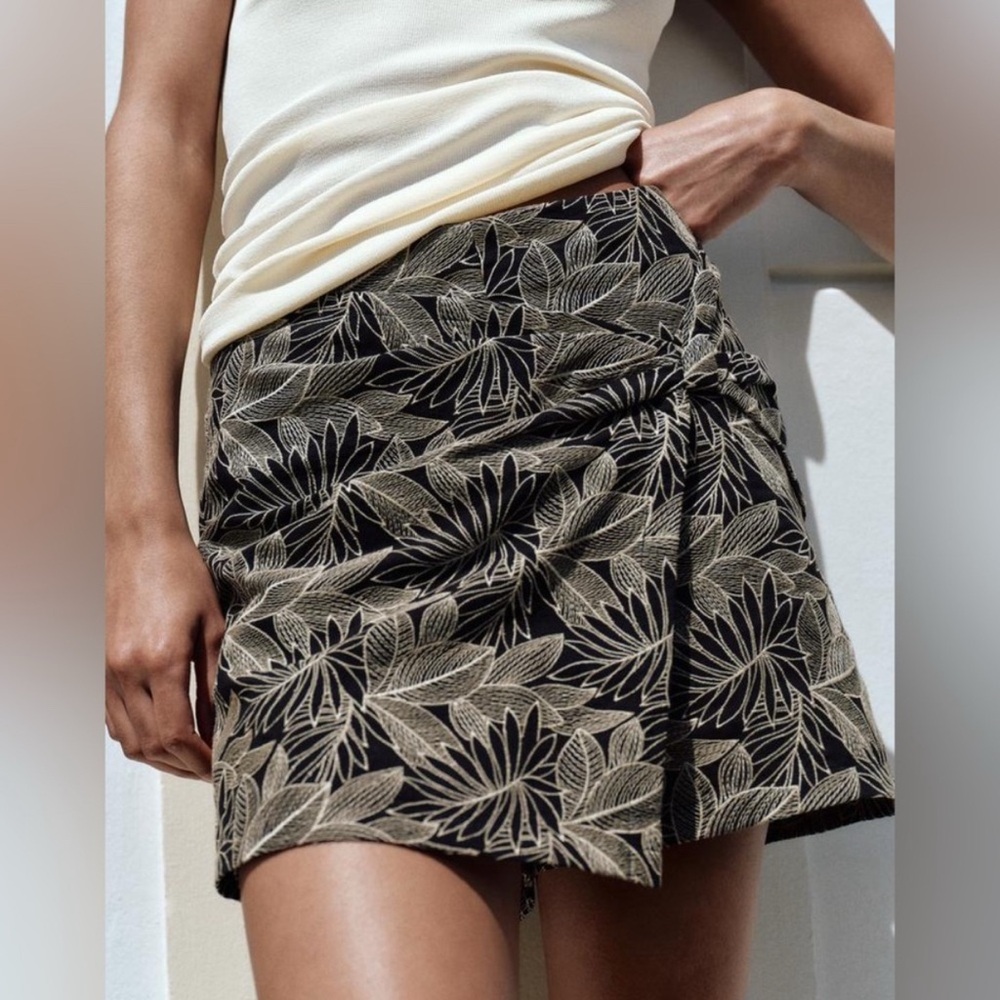 Zara Black and Cream Leaf Print Mini Skirt